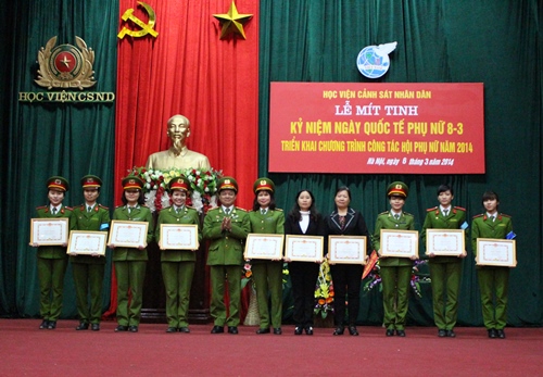 Thiếu tướng, TS. Đặng Xuân Khang, Phó Giám đốc Học viện trao Giấy khen của Giám đốc Học viện cho các chi hội phụ nữ có thành tích trong công tác Hội năm 2013